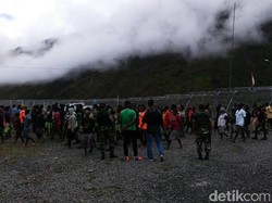 Lepas Tembakan Peringatan, Polisi Bubarkan Aksi di KPUD Puncak Jaya