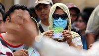 Antrean Penukaran Uang Receh Mengular Panjang