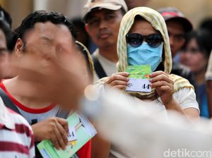 Antrean Penukaran Uang Receh Mengular Panjang