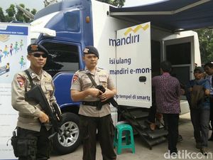 Polisi Bersenjata Laras Panjang Jaga Penukaran Uang di Monas