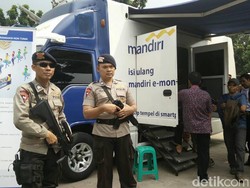 Polisi Bersenjata Laras Panjang Jaga Penukaran Uang di Monas