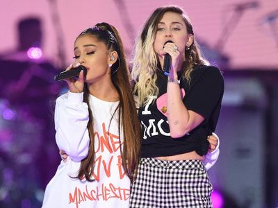 Aksi Para Musisi di Konser Amal One Love Manchester