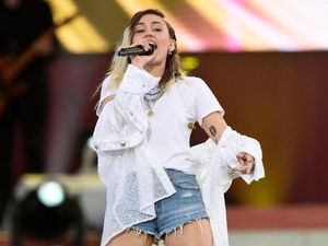 Miley Cyrus Tampil Bersama Pharrell Williams dalam One Love Manchester