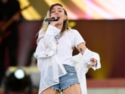 Miley Cyrus Tampil Bersama Pharrell Williams dalam One Love Manchester