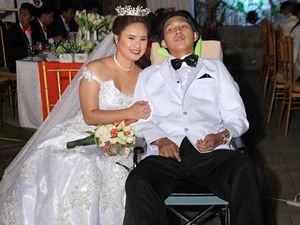 Wanita Cantik Ini Nikahi Pria Lumpuh dan Buktikan Cinta Sejati Itu Ada Wanita Cantik Ini Nikahi Pria Lumpuh dan Buktikan Cinta Sejati Itu Ada