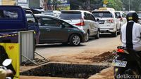 Ada Galian Saluran Air Jalan Jatinegara Makin Macet