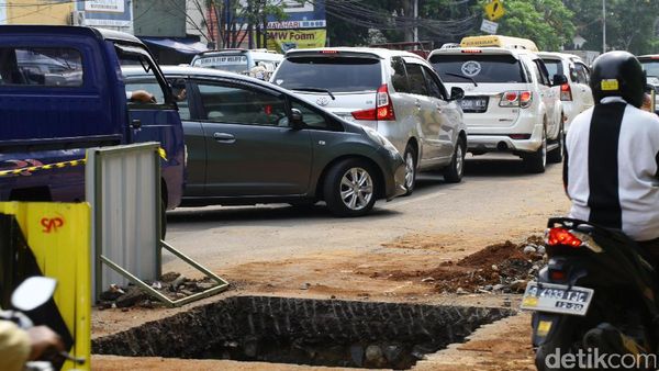 Ada Galian Saluran Air Jalan Jatinegara Makin Macet