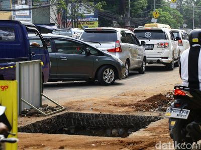 Ada Galian Saluran Air Jalan Jatinegara Makin Macet