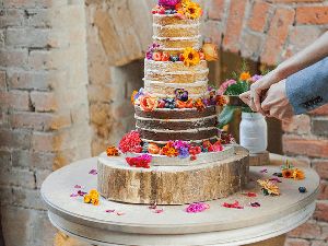 Taruh Bunga Tak Bisa Dimakan di Kue Pengantin Food Blogger Ini Dikritik Tajam