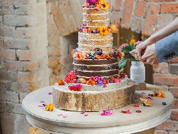 Taruh Bunga Tak Bisa Dimakan di Kue Pengantin Food Blogger Ini Dikritik Tajam