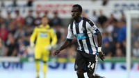 Cheick Tiote, yang pernah membela Newcastle United, meninggal dunia saat latihan bersama Beijing Enterprises. Ia kolaps di lapangan, dan nyawanya tak tertolong. Penyebabnya juga gagal jantung. (Foto: Getty Images Sport/Pete Norton)