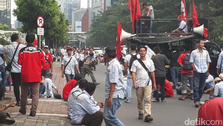 Massa Demonstran Tutup Jalur Lambat di Jalan HR Rasuna Said
