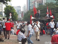 Massa Demonstran Tutup Jalur Lambat di Jalan HR Rasuna Said