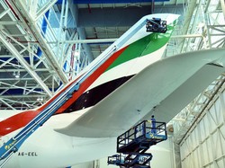 Melihat Pesawat Emirates yang Dibersihkan Tanpa Air