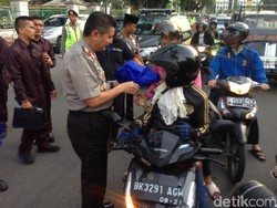 Kapolda Sumut Bagi-bagi Takjil ke Pengendara Motor di Medan