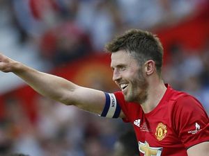 Wenger Akui Menyesal Tak Rekrut Carrick
