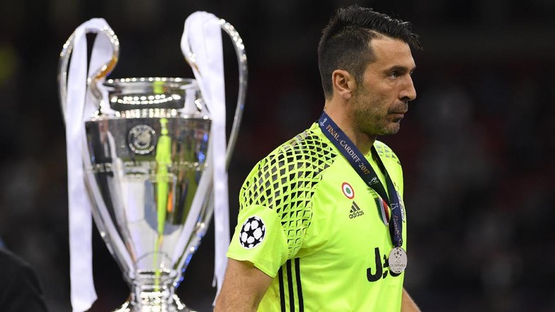 Spanduk Real Madrid di Pagar Rumah Buffon Spanduk Real Madrid di Pagar Rumah Buffon