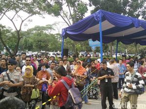 Tukar Uang di Monas, Warga Antre dari Jam 6 Pagi