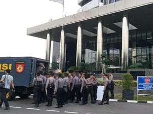 Massa Pendukung Amien Rais Mulai Berorasi di Gedung KPK