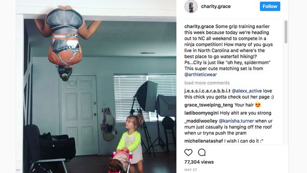 Lincahnya Spider-Mom, Bergelantungan Sambil Gendong Anak