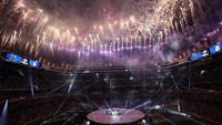 Pesta juara dilanjutkan di Stadion Santiago Bernabeu bersama fans yang juga sudah menunggu para pemain Madrid. (Reuters/Susana Vera)