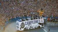 Ini kali kedua musim ini Real Madrid dan fansnya berpesta bareng di Plaza Cibeles setelah merayakan gelar juara La Liga. (Reuters/Paul Hanna)