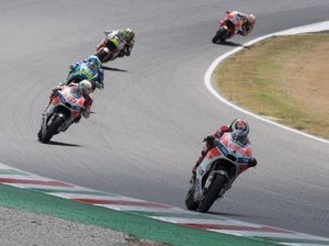 Lorenzo Tak Cukup Cepat Saat Memimpin Balapan Lorenzo Tak Cukup Cepat Saat Memimpin Balapan