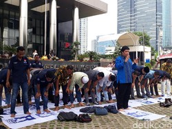 Massa Pendukung Amien Rais Salat Jemaah di Depan Gedung KPK