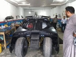 Ngefans Berat, Pria Ini Sulap Mobilnya Jadi Mobil Batman