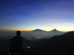 Yuk, Nikmati Sunrise Sambil Minum Teh Lokal di Bukit Ngisis