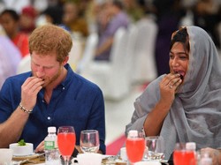 Pangeran Harry Makan Kurma Saat Buka Puasa dengan Muslim Singapura