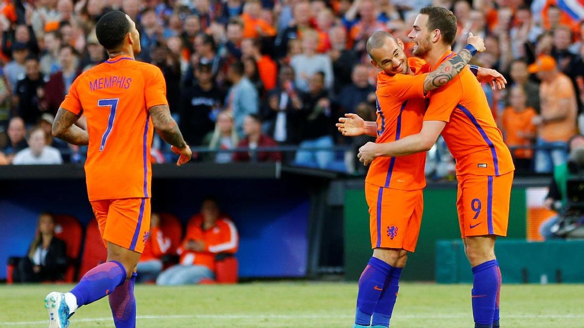 Foto: Wesley Sneijder berpelukan dengan Vincent Janssen (REUTERS/Michael Kooren)