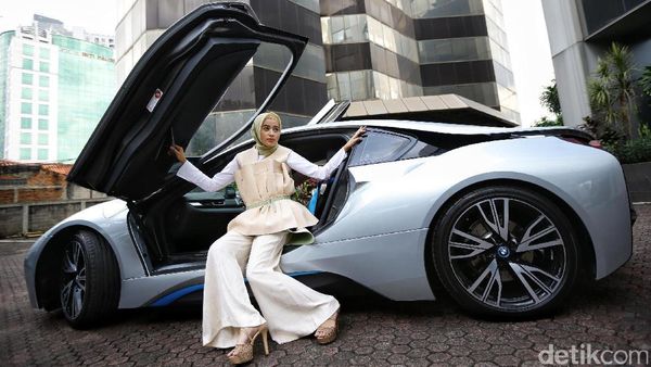 Pesona Hijabers di Mobil Sport