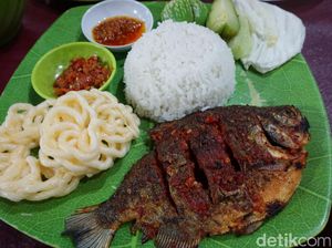 Mail Lesehan: Pedas Mantap, Bawal Bakar Berpadu dengan Sambal Gobyos! Mail Lesehan: Pedas Mantap, Bawal Bakar Berpadu dengan Sambal Gobyos!