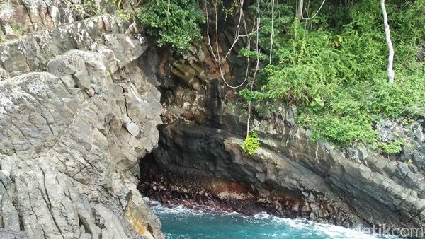 Suka Tantangan? Coba ke Gua Sarang di Sabang