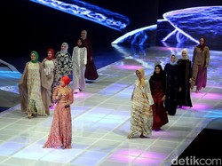 Foto: Parade Hijabers Cantik Pakai Rancangan Desainer Indonesia