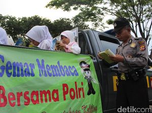 Ngabuburit ala Polsek Leles Garut, Ajak Warga Baca di Atas Mobil Patroli Ngabuburit ala Polsek Leles Garut, Ajak Warga Baca di Atas Mobil Patroli
