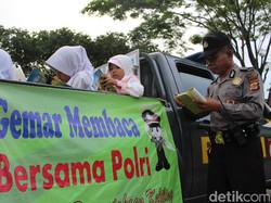 Ngabuburit ala Polsek Leles Garut, Ajak Warga Baca di Atas Mobil Patroli