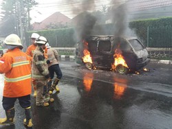 Angkot Terbakar di Bandung, 3 Orang Terluka
