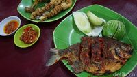 Ikan Bakar dan Kulit Goreng, Enak Dipadu dengan Sambal Gobyos
