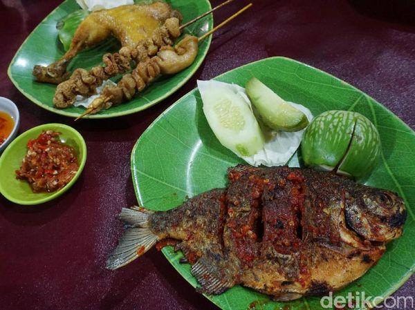Ikan Bakar dan Kulit Goreng, Enak Dipadu dengan Sambal Gobyos