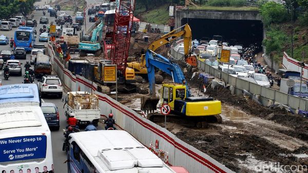 Imbas Pembangunan LRT Jabodebek, Lalin Tersendat