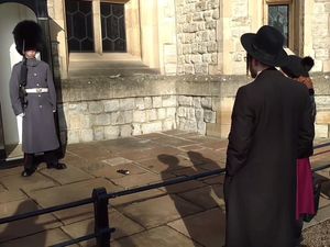 Parah! Traveler Lempar Sarung Tangan ke Penjaga Tower of London