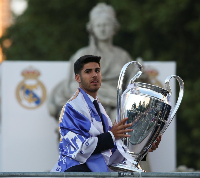 Football Soccer- UEFA Champions League final - Real Madrid players celebrate after winning title - Madrid, Spain, 4/06/17 - Real Madrid's Marco Asensio holds trophy as he celebrates Champions League at Cibeles Fountain.  REUTERS/Sergio Perez