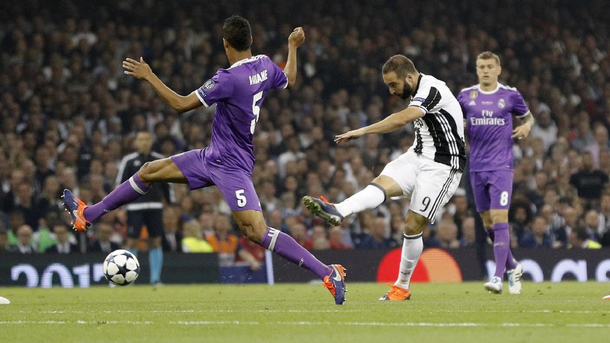 Aksi Higuain melepaskan tembakan ke gawang Real Madrid di final Liga Champions 2017. (Foto: Reuters/Phil Noble)