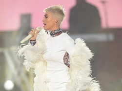 Katy Perry Bergaun Foto Korban Bom Manchester di Konser Amal Ariana Grande