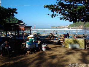 Gelombang Tinggi, Nelayan Gunungkidul Pindahkan Kapal Gelombang Tinggi, Nelayan Gunungkidul Pindahkan Kapal