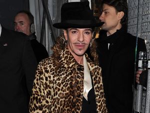 Desainer John Galliano Tak Mau Lagi Rancang Busana Pakai Bulu Hewan Desainer John Galliano Tak Mau Lagi Rancang Busana Pakai Bulu Hewan