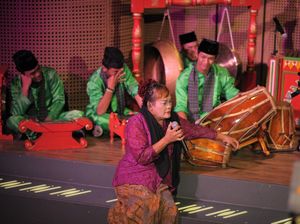 Kelompok Sinar Noray Sukses Pentaskan Siapa Suruh Datang Jakarta?