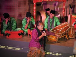 Kelompok Sinar Noray Sukses Pentaskan Siapa Suruh Datang Jakarta?